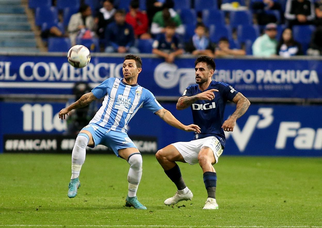 David Costas trata de frena a Rubén Castro en el duelo entre el Oviedo y el Málaga en el Tartiere. 