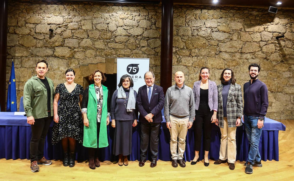 Por la izquierda, Carles Pachón (barítono), María Zapata (soprano), Teresa Sanjurjo (directora de la Fundación Princesa), Ana Mateo (gerente de la OSPA), Juan Carlos Rodríguez-Ovejero (presidente de la Ópera de Oviedo), Celestino Varela (director general y artístico de la temporada ovetense), Lara Diloy (asistente musical del ciclo lírico), Carmen Artaza (mezzosoprano) y Antoni Lliteres (tenor). 