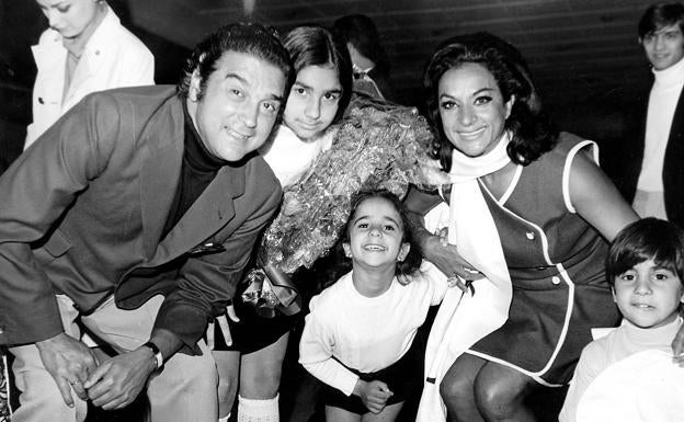 Imagen principal - Lola Flores en el aeropuerto de Barajas en 1969 junto a su marido, Antonio González El Pescaílla y sus hijos Lolita, Rosario y Antonio. En un partido de fútbol que disputó en 1971 contra otras folclóricas y en el juicio por delitos fiscales y contra la Hacienda pública en 1989.