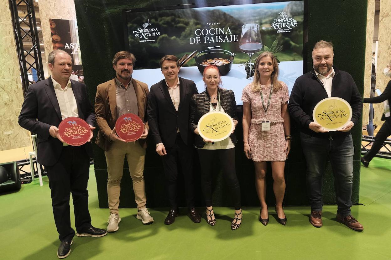 Nacho García (Tella), Guillermo González (Éleonore), José Luis Álvarez Almeida (presidente de Otea), Inés Meana (Parrilla Muñó - Feijoo), Graciela Blanco (viceconsejera de Turismo) y Pedro Caramés (La Finca), en la última edición de Madrid Fusión.