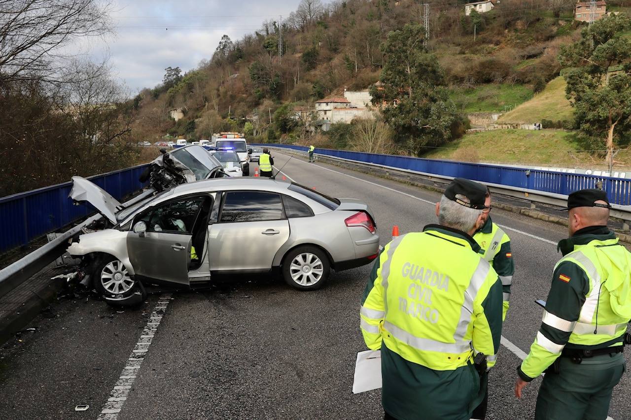 Fotos: Choque de dos vehículos en el corredor del Nalón