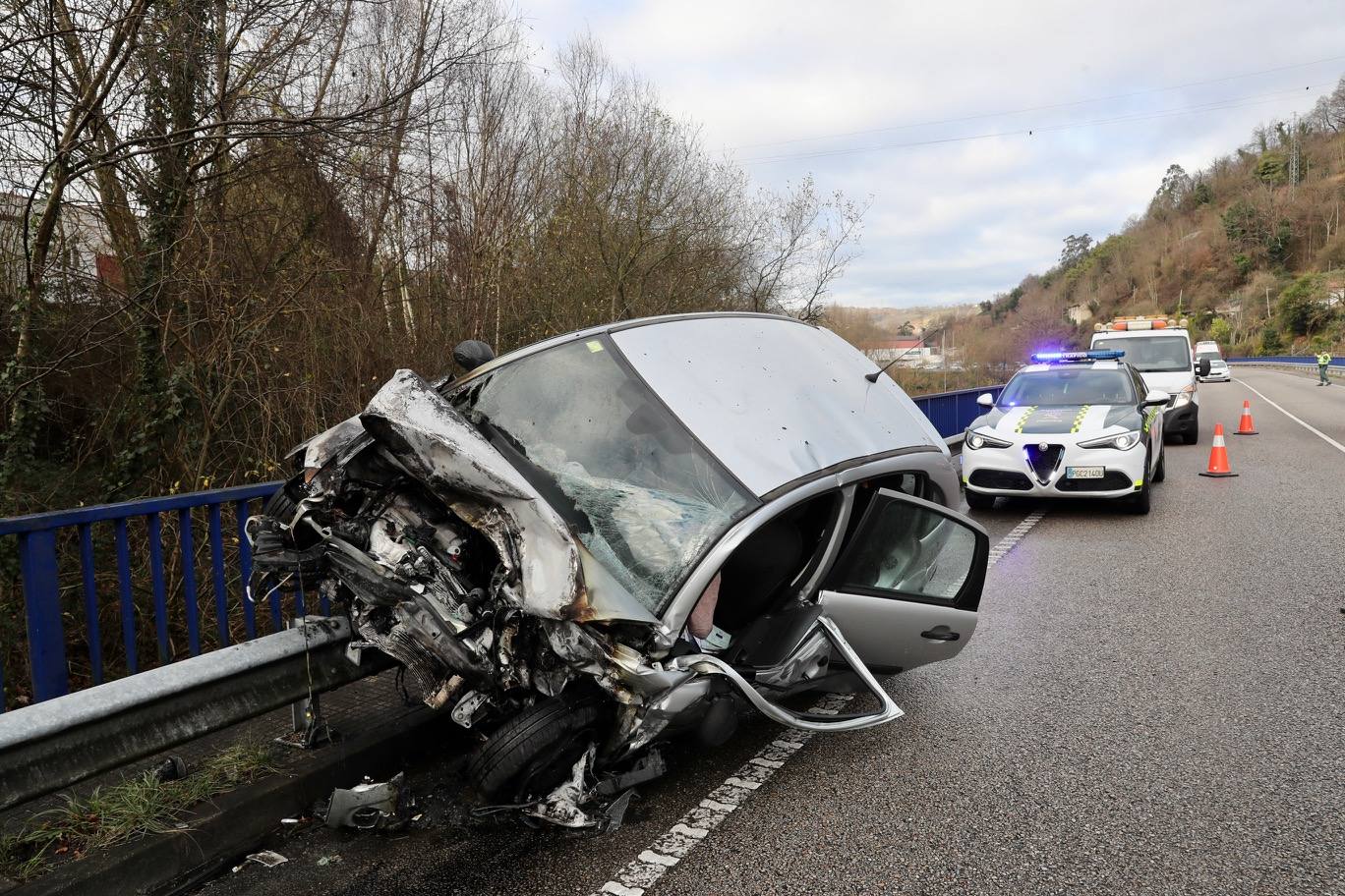 Fotos: Choque de dos vehículos en el corredor del Nalón