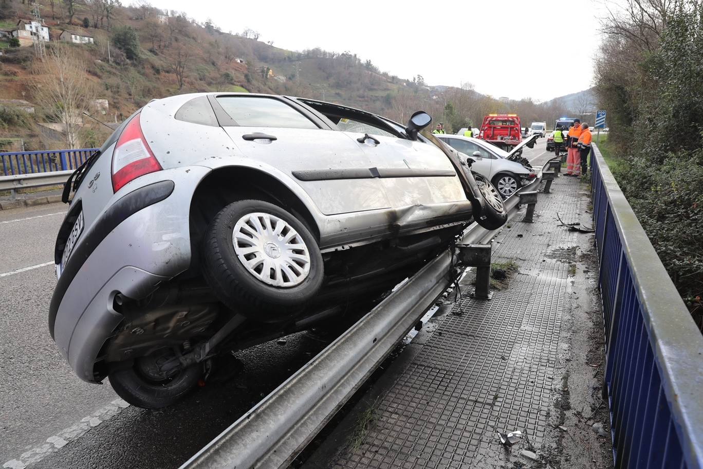 Fotos: Choque de dos vehículos en el corredor del Nalón
