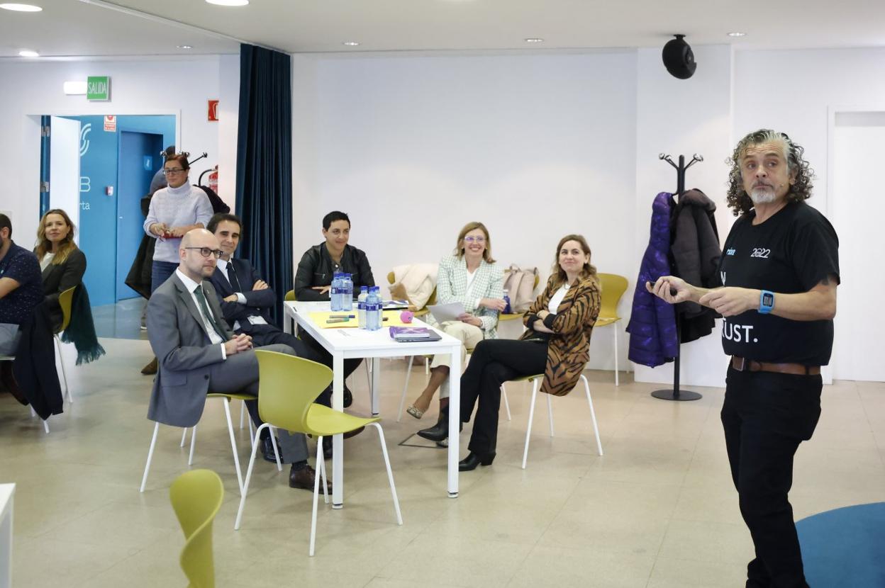 Michele Iurillo, responsable de formación de Dama España, en el encuentro. Junto a él, en una mesa, Iván Aitor Lucas del Amo, Javier Fernández y Eva Pando, directora general del IDEPA . 