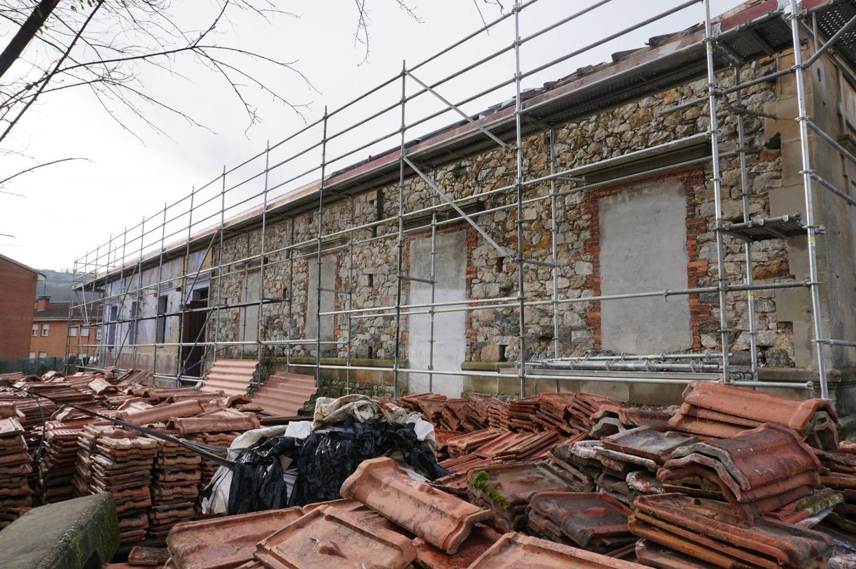 Las tejas, algunas centenarias, fueron recuperadas en sextaferia para volver a instalarse en la cubierta. 