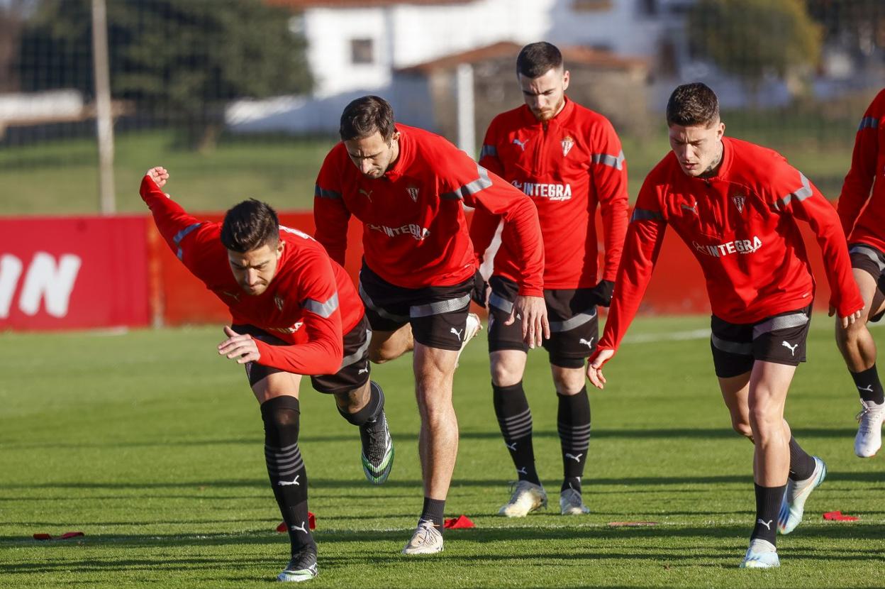 Zarfino, en primer plano, junto a Cali Izquierdoz y Victor Campuzano, ayer en la Escuela de fútbol de Mareo.
