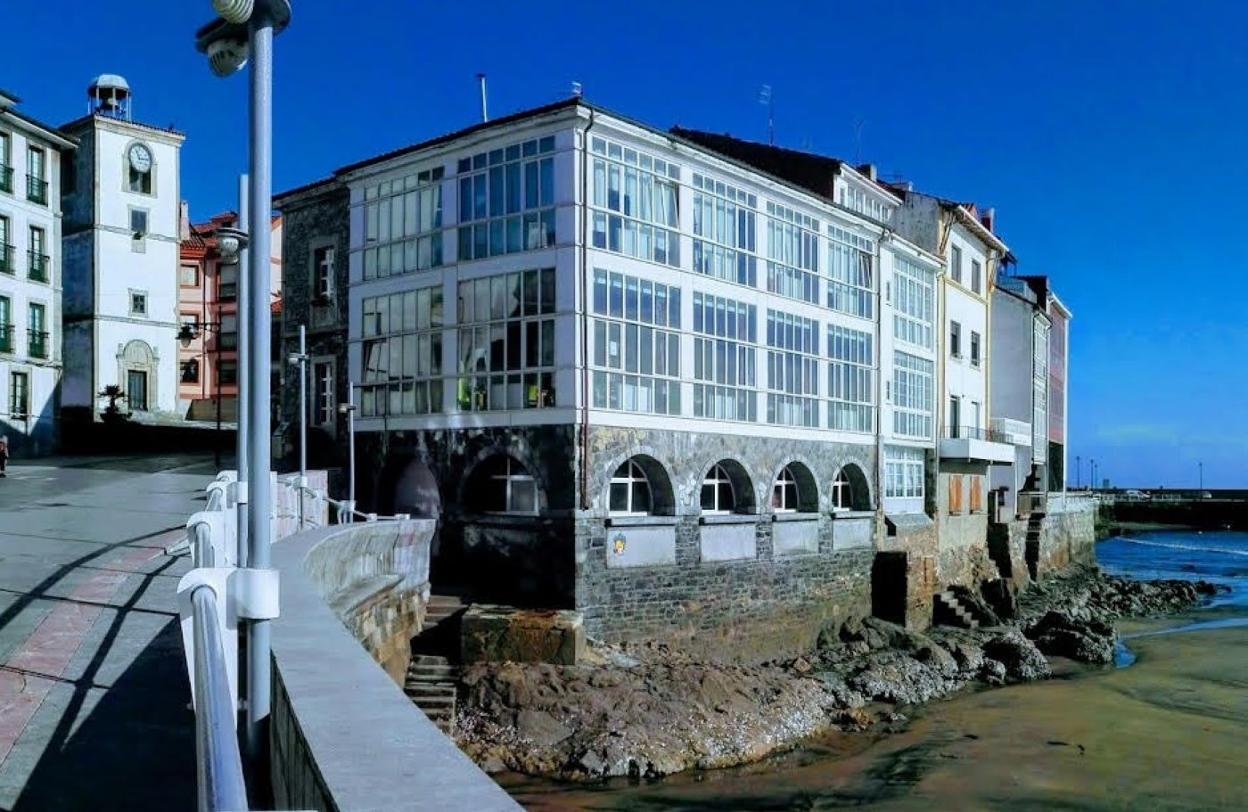 El edificio que alberga el centro social y el centro de día se encuentra sobre la playa de la Ribera. 