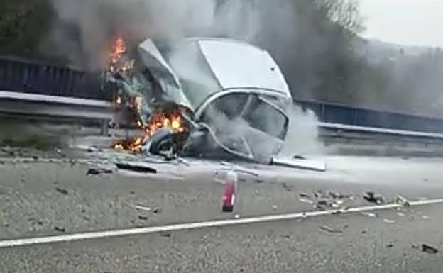 Accidente de tráfico en Asturias: Fallece una conductora de 57 años tras una fuerte colisión en el corredor del Nalón