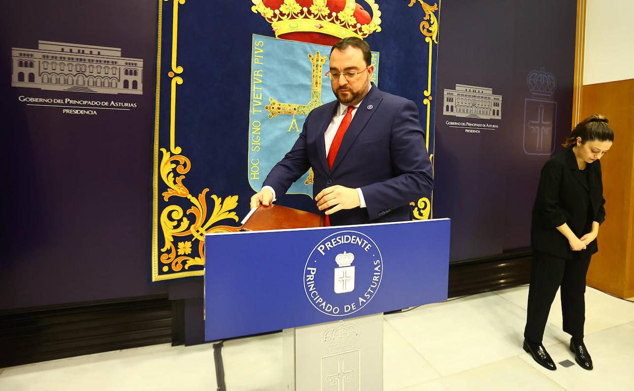 El presidente del Principado, Adrián Barbón, en una rueda de prensa. 