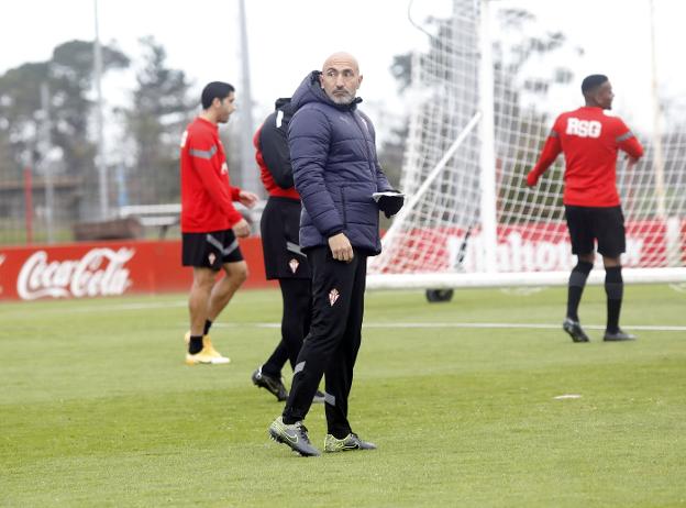 Abelardo, con Cote y Juan Otero detrás, en el inicio del entrenamiento de ayer en Mareo. 