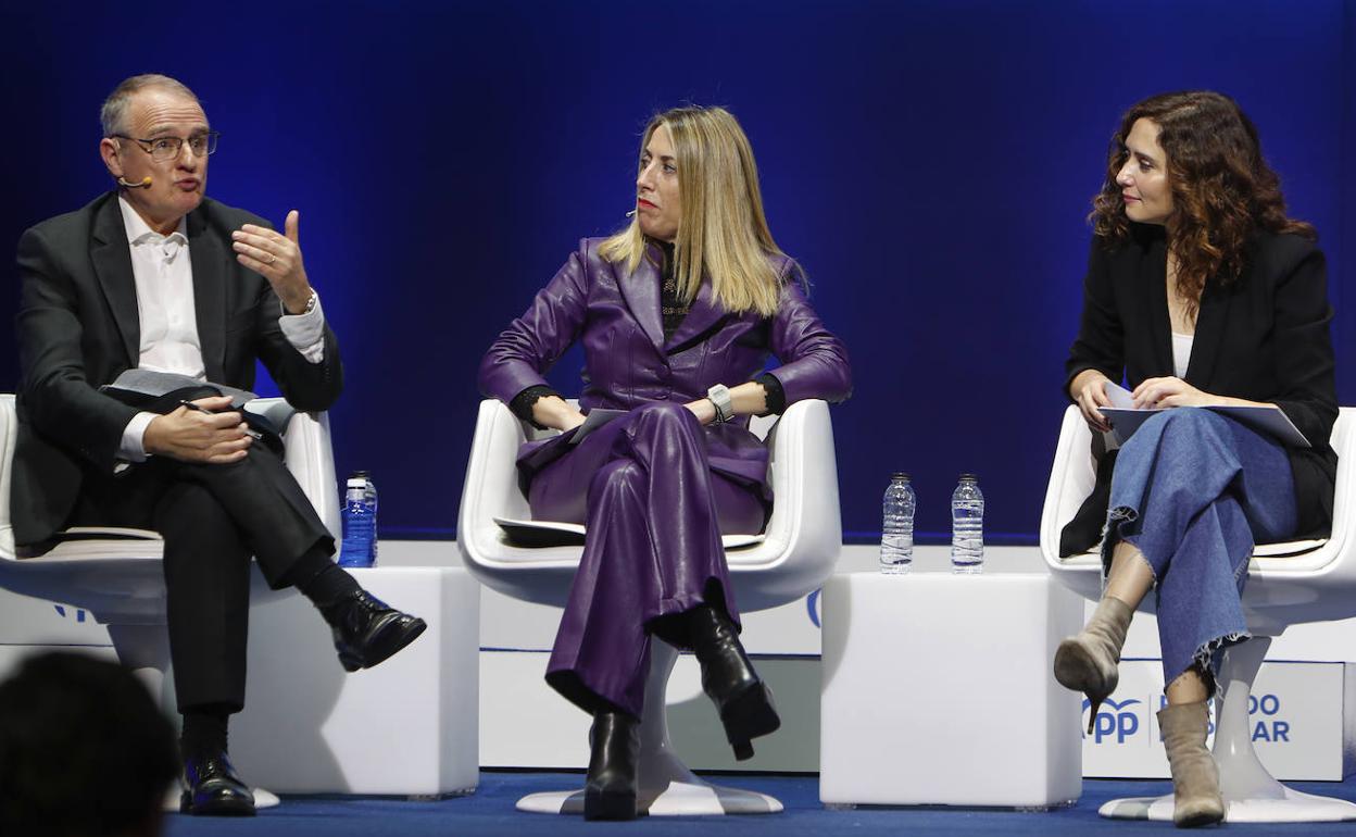 El candidato autonómico del PP en Asturias, Diego Canga (izquierda), junto a la presidenta y candidata autonómica del PP en Extremadura, María Guardiola; y a la presidenta de la Comunidad de Madrid y candidata autonómica, Isabel Díaz Ayuso, durante el acto de presentación de los candidatos autonómicos para las elecciones de mayo que se celebra este sábado en Zaragoza. 