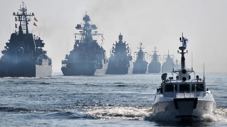 Buques de guerra rusos abandonan San Petesburgo para participar en unas maniobras navales.