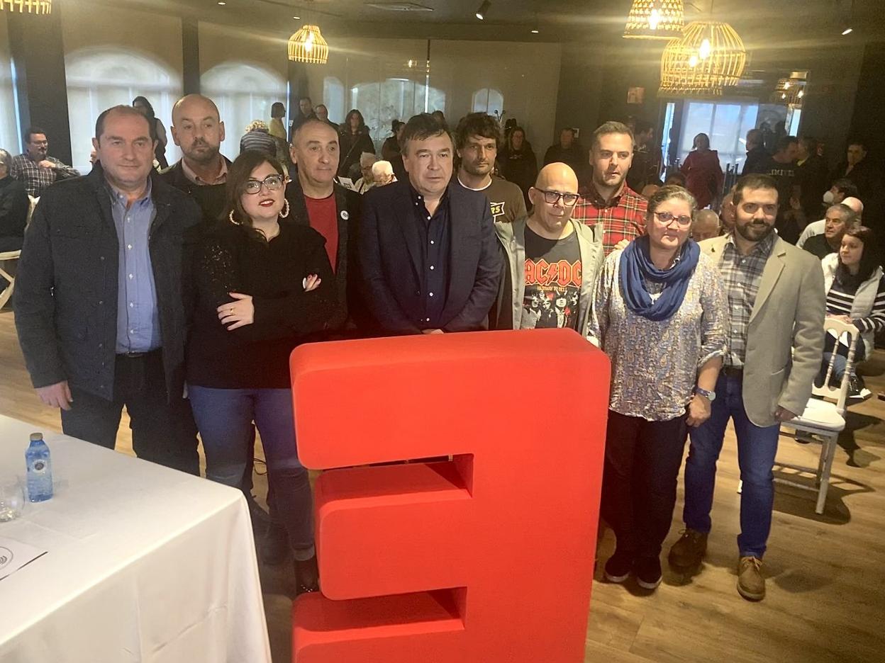 Tomás Guitarte, en el centro, junto a Raquel López Murias (a la izquierda) y miembros de SOS Occidente y de la Plataforma de Partidos de la España Vaciada. 