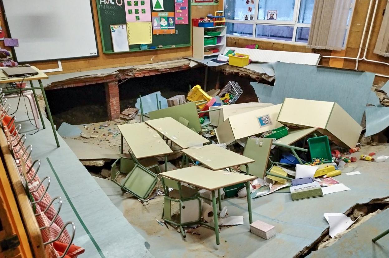 Estado en el que quedó el aula en el que se derrumbó el suelo la madrugada del jueves. 
