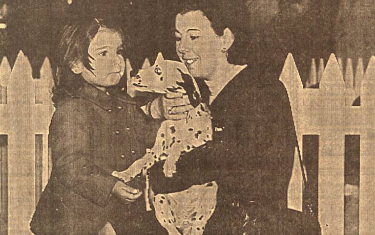 Una azafata de Mercaplana enseña un cachorro de dálmata.