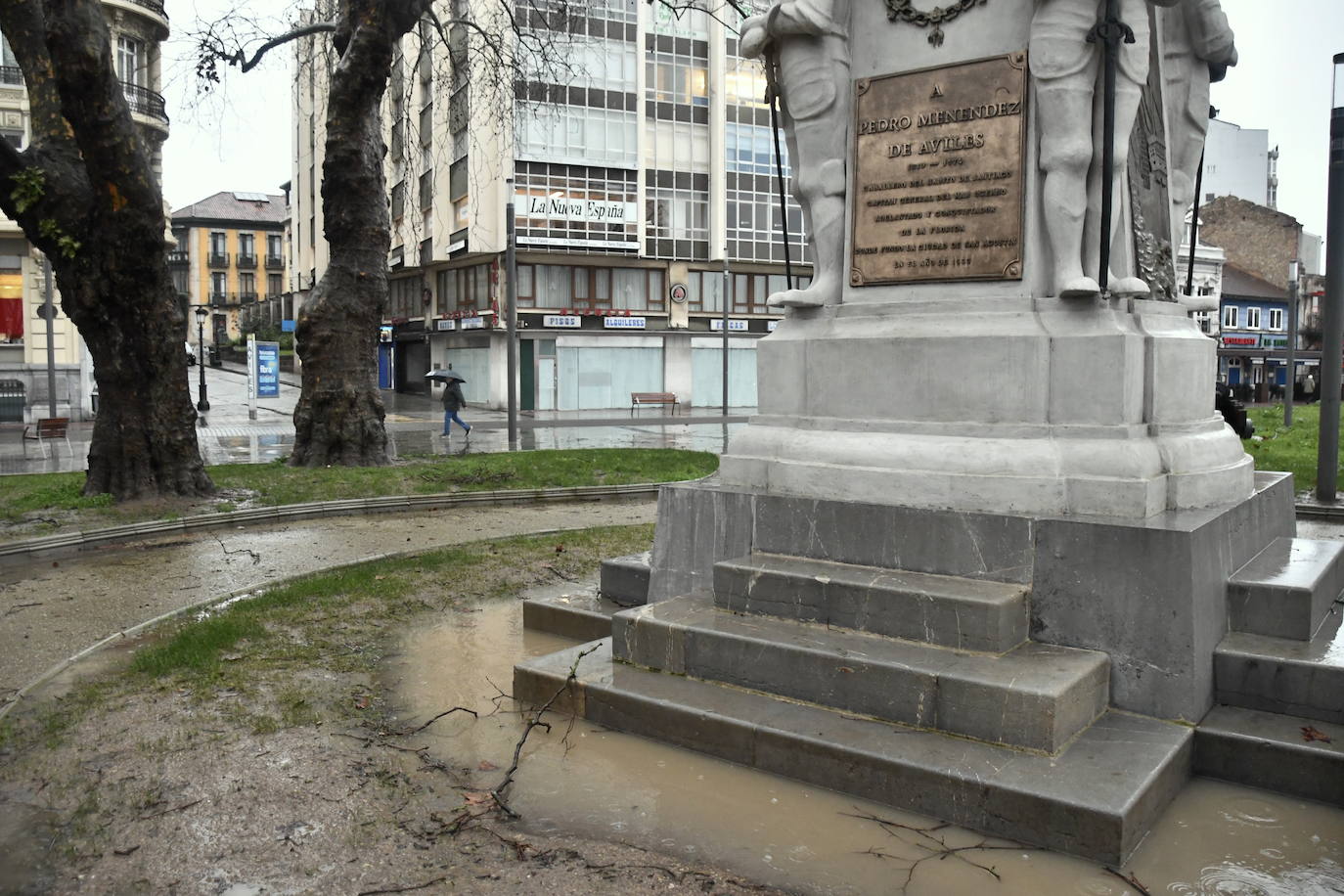 Fotos: Las consecuencias del temporal en Avilés: calles inundadas y árboles caídos