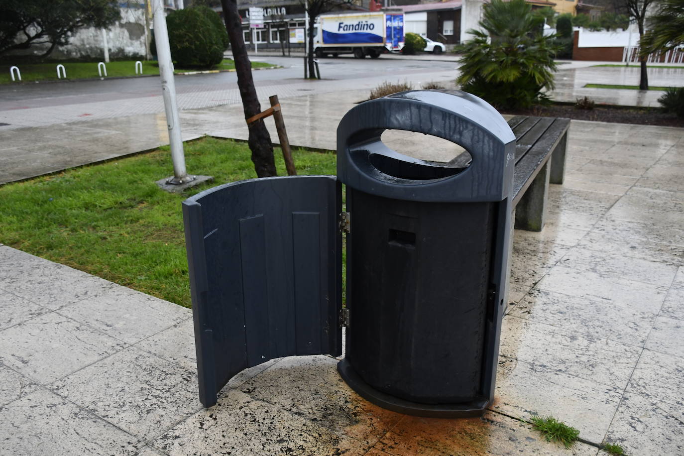 Fotos: Las consecuencias del temporal en Avilés: calles inundadas y árboles caídos