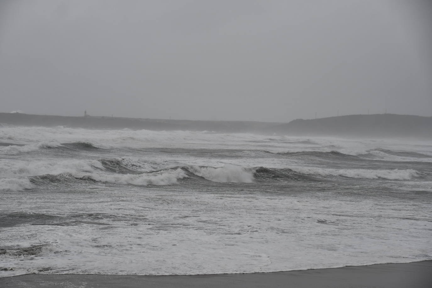 Fuerte oleaje en la playa de Salinas 