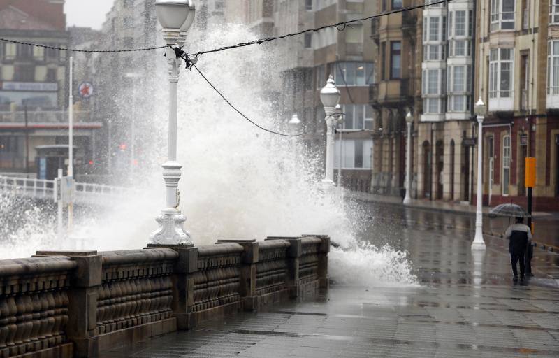 Fotos: Consecuencias del temporal en Gijón: inundaciones, calles cortadas y varios desperfectos