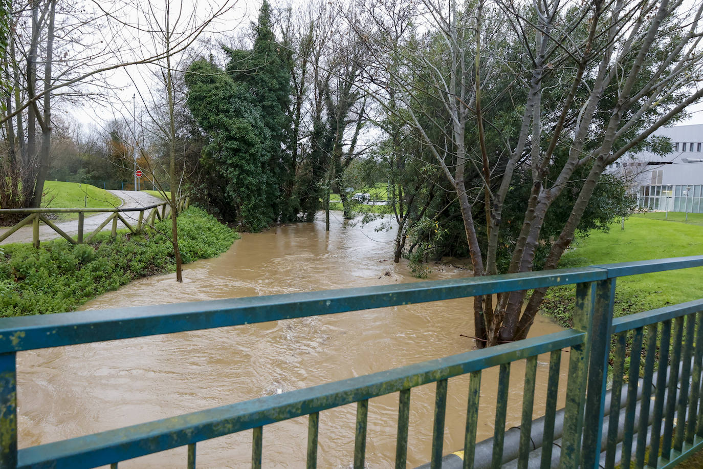 Fotos: Consecuencias del temporal en Gijón: inundaciones, calles cortadas y varios desperfectos