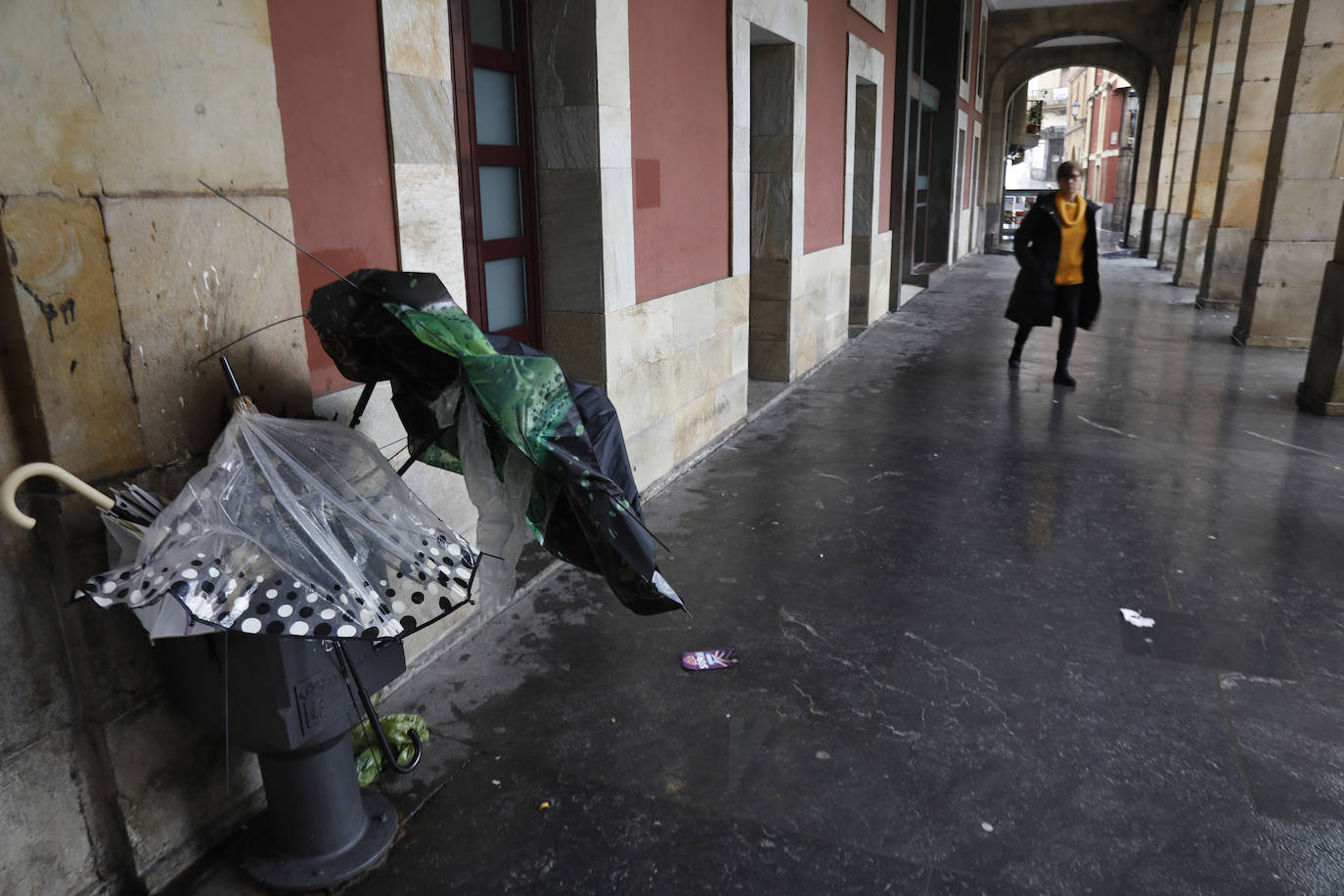 Fotos: Consecuencias del temporal en Gijón: inundaciones, calles cortadas y varios desperfectos