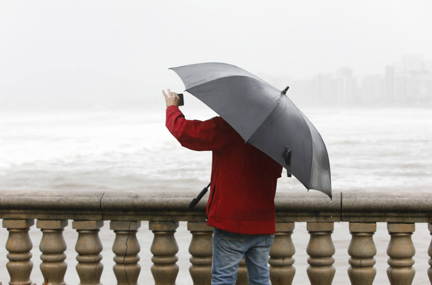 Fotos: Consecuencias del temporal en Gijón: inundaciones, calles cortadas y varios desperfectos