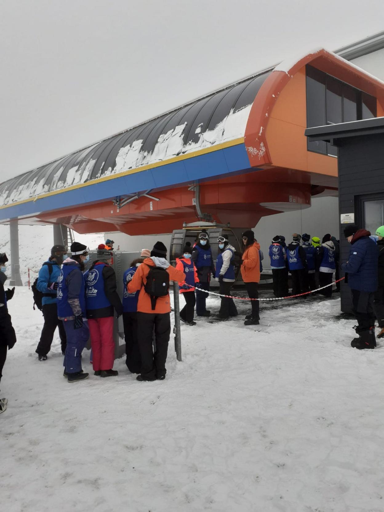 Los estudiantes de La Coruña, ayer, accediendo al telecabina que llega al Cuitu Negru. 