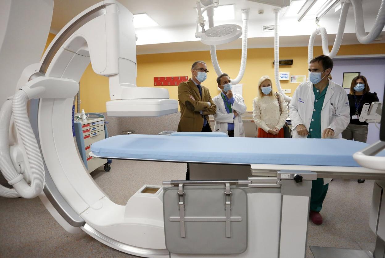 El cardiólogo Íñigo Lozano, en primer término, explica el funcionamiento del nuevo equipo en presencia de Pablo Muñiz, Manuel Bayona, Salomé Díaz y Ana Cao, ayer, en el Hospital de Cabueñes. 