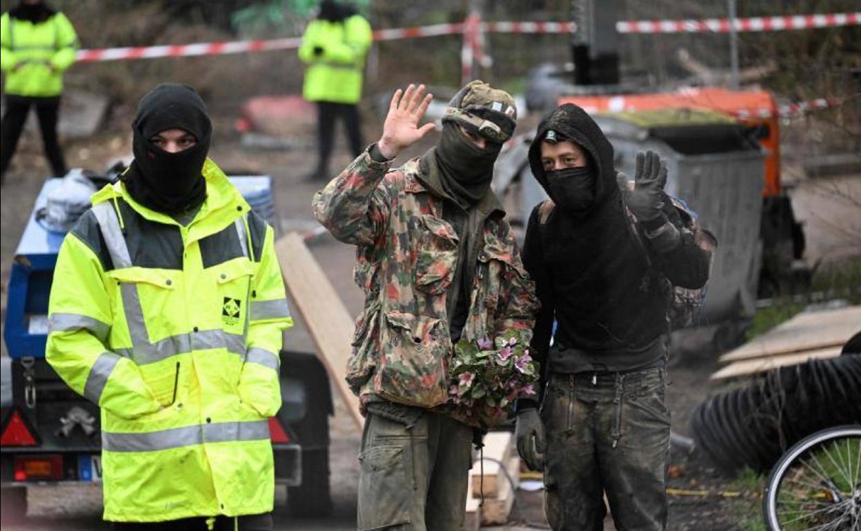 Los dos últimos activistas que resistían dentro de un túnel, poco después de abandonar su encierro voluntario.