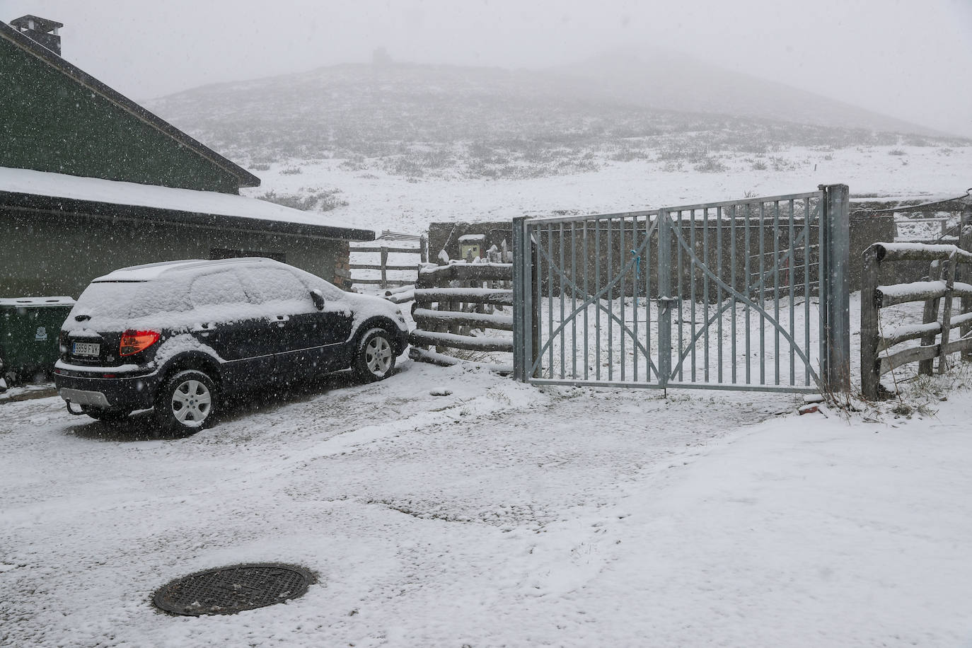 Fotos: El temporal cubre de nieve el puerto Pajares