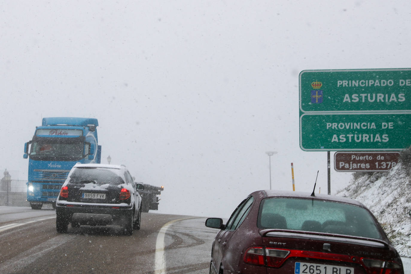 Fotos: El temporal cubre de nieve el puerto Pajares