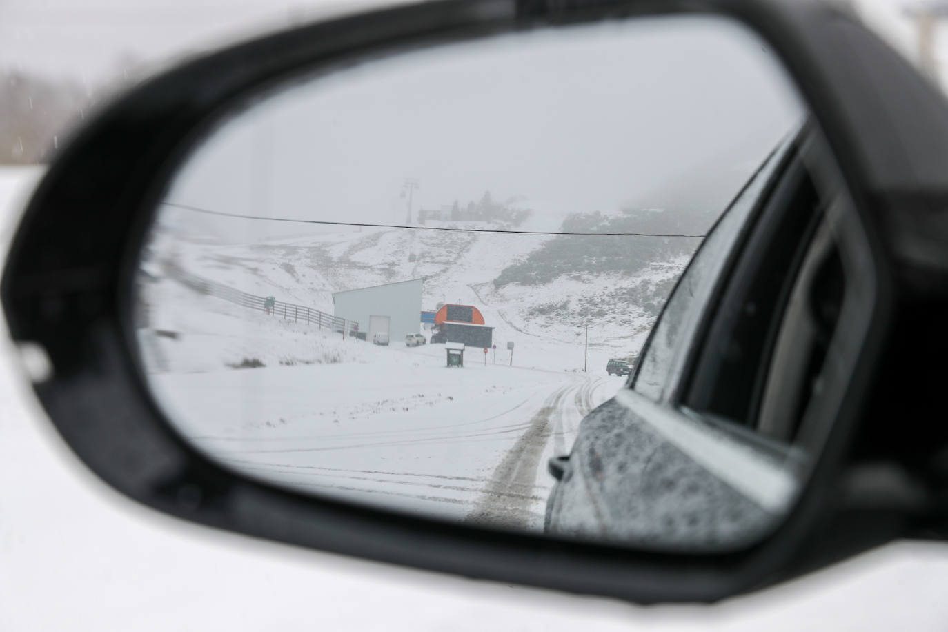 Fotos: El temporal cubre de nieve el puerto Pajares