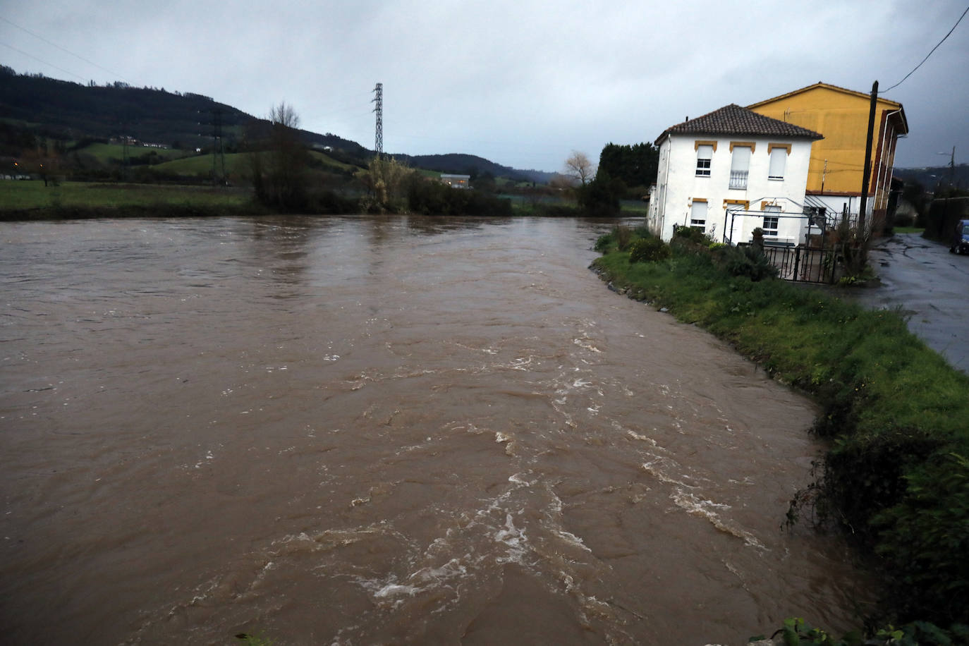 Río Linares, en Villaviciosa, donde se han suspendido las clases por riesgo de inundaciones. 