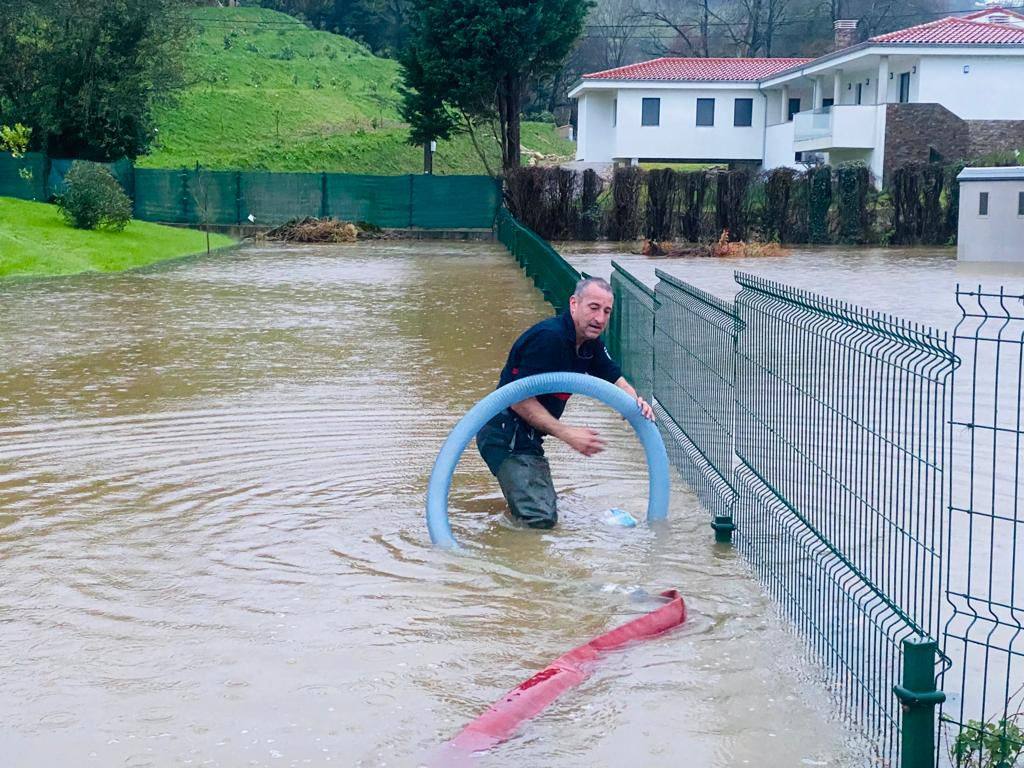 Fotos: Inundaciones y árboles caídos por el temporal en Gijón