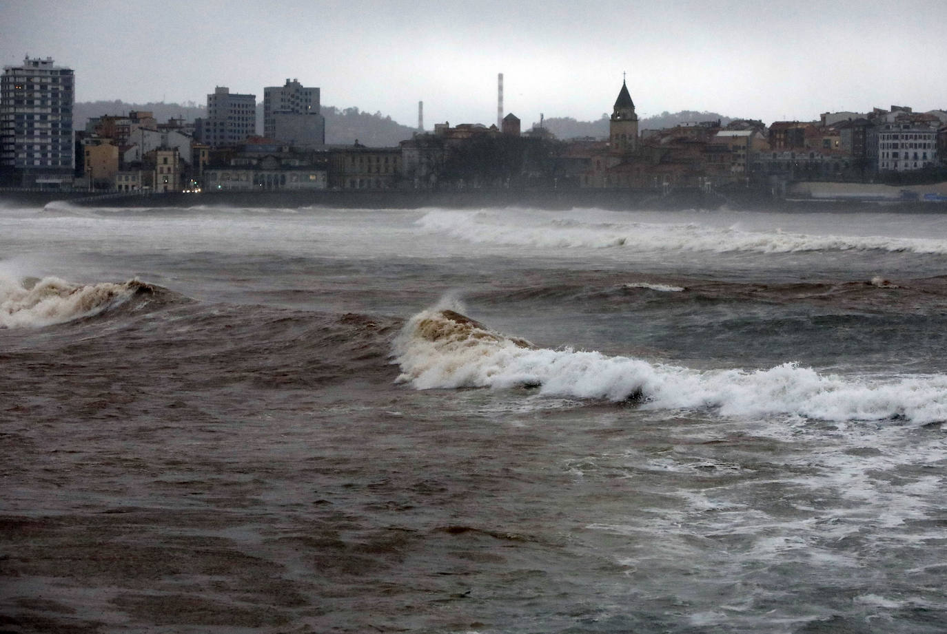 Fotos: Inundaciones y árboles caídos por el temporal en Gijón