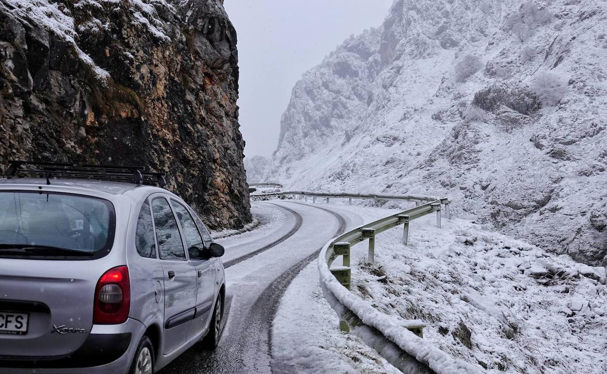 Intensas nevadas en Cudillero.