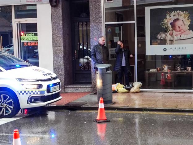 Los comerciantes de Llano Ponte pusieron barreras en sus locales. 