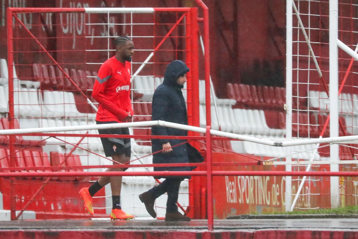 Yann Kembo, ayer, saliendo a entrenar con el filial. 