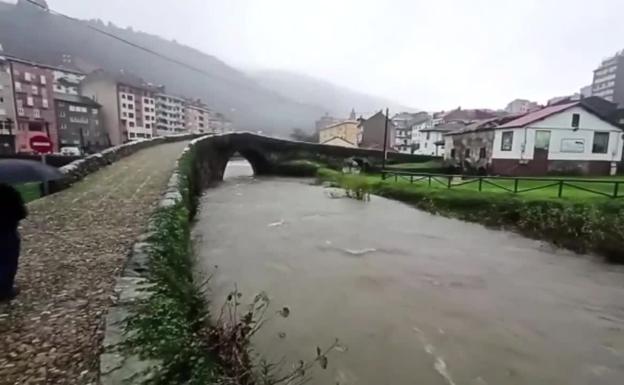 El río Narcea sufre las consecuencias del temporal.