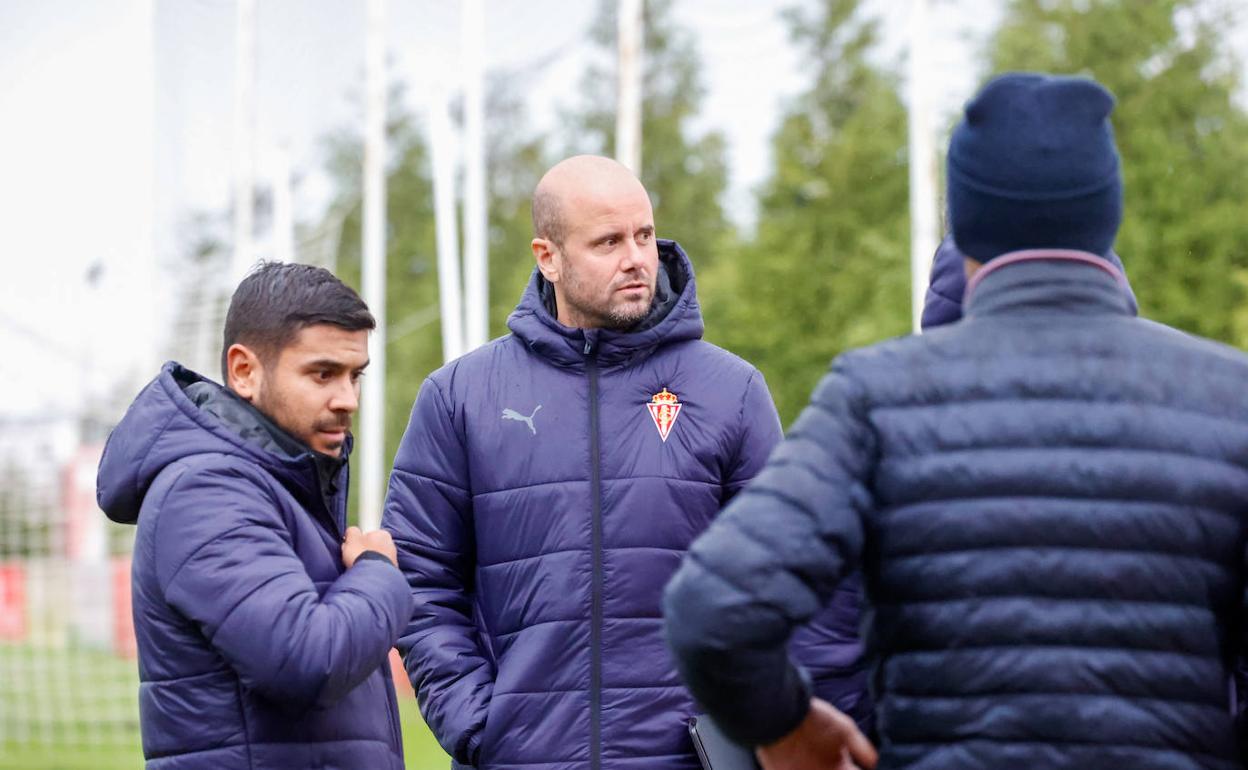 Miguel Ángel Ramirez en su primer entrenamiento con el Sporting. 