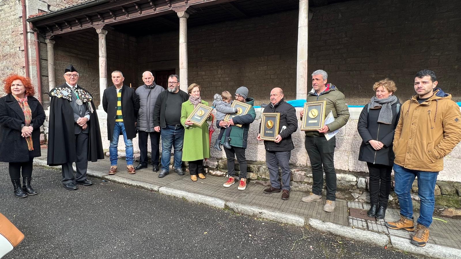 Los galardonados en el certamen de casadielles de La Foz, este mediodía .