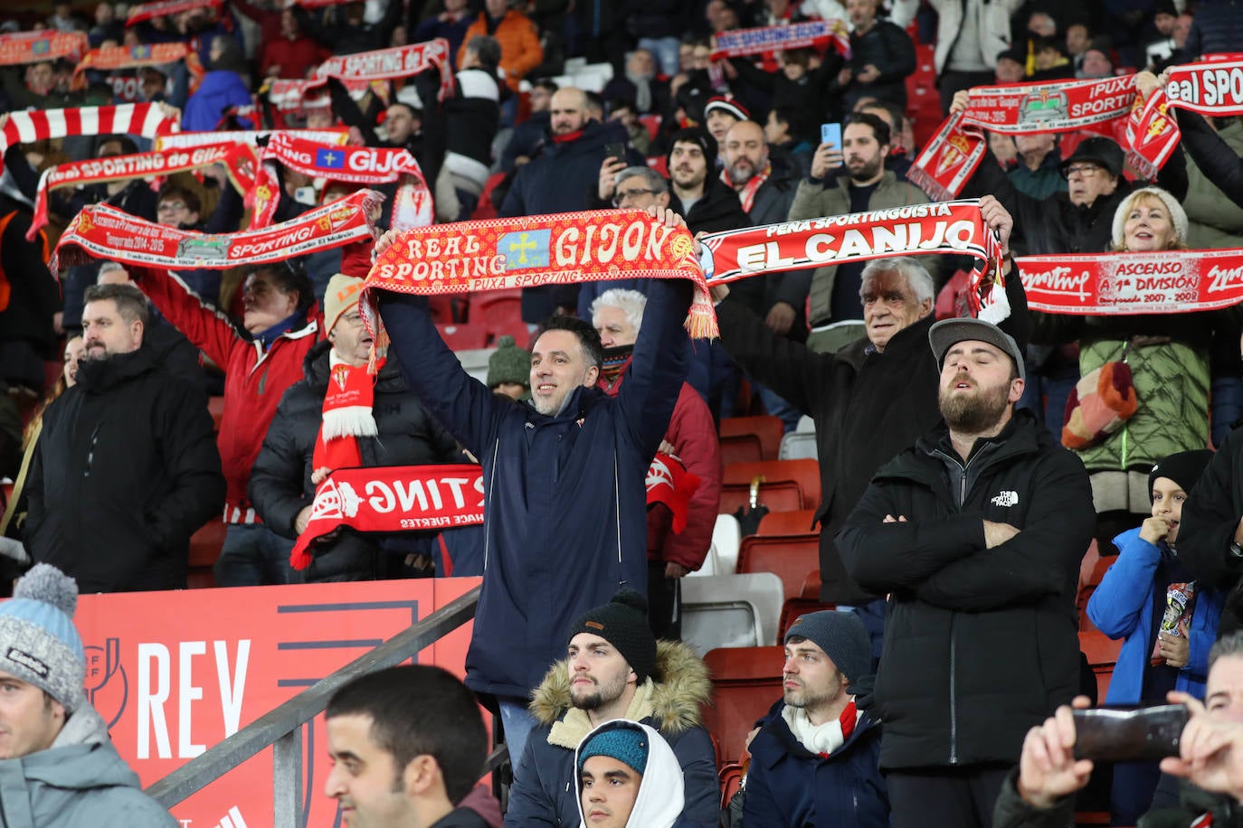 Fotos: ¿Estuviste en el Sporting - Valencia? ¡Búscate!