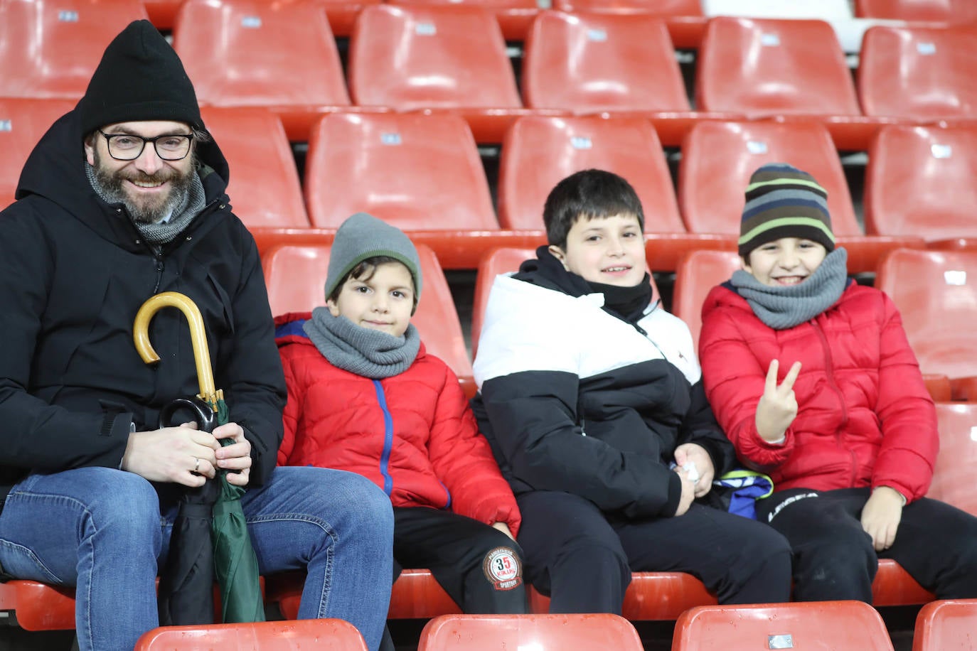 Fotos: ¿Estuviste en el Sporting - Valencia? ¡Búscate!