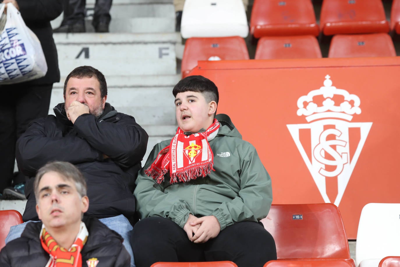 Fotos: ¿Estuviste en el Sporting - Valencia? ¡Búscate!