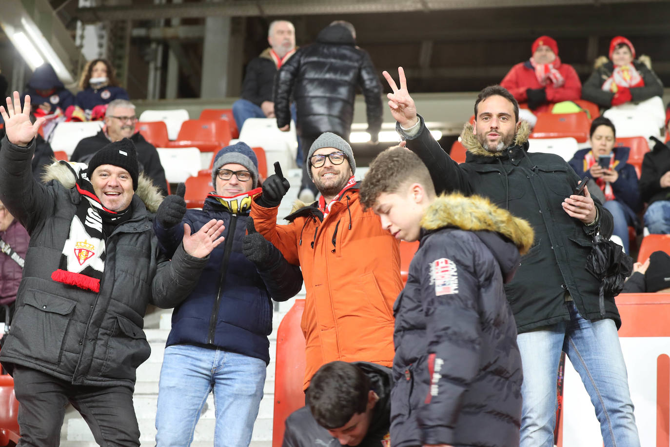 Fotos: ¿Estuviste en el Sporting - Valencia? ¡Búscate!