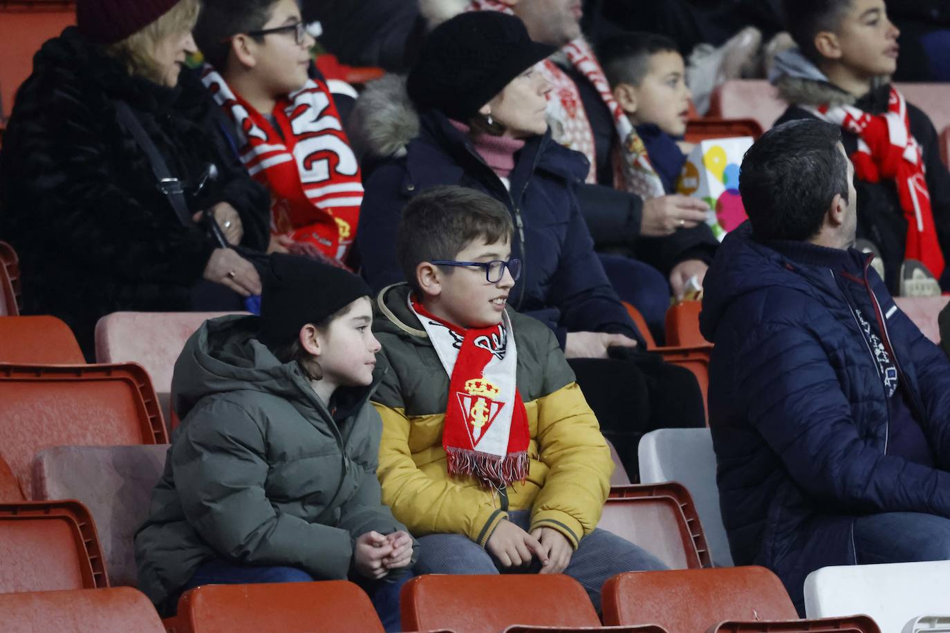 Fotos: ¿Estuviste en el Sporting - Valencia? ¡Búscate!