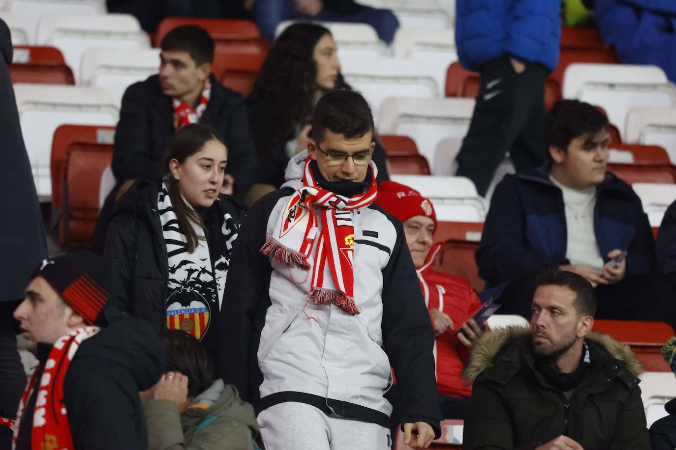 Fotos: ¿Estuviste en el Sporting - Valencia? ¡Búscate!