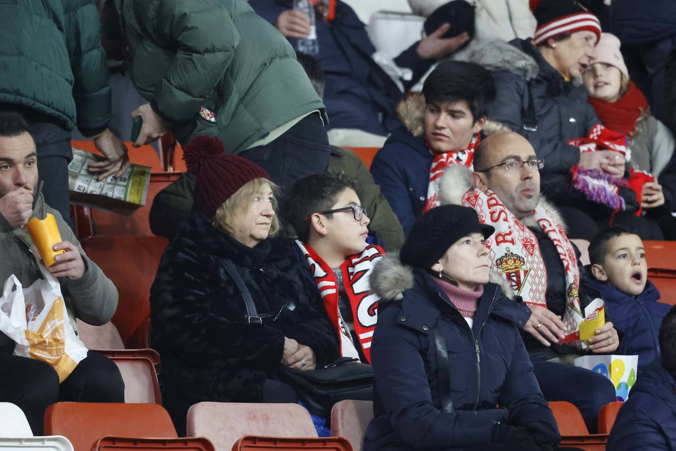 Fotos: ¿Estuviste en el Sporting - Valencia? ¡Búscate!