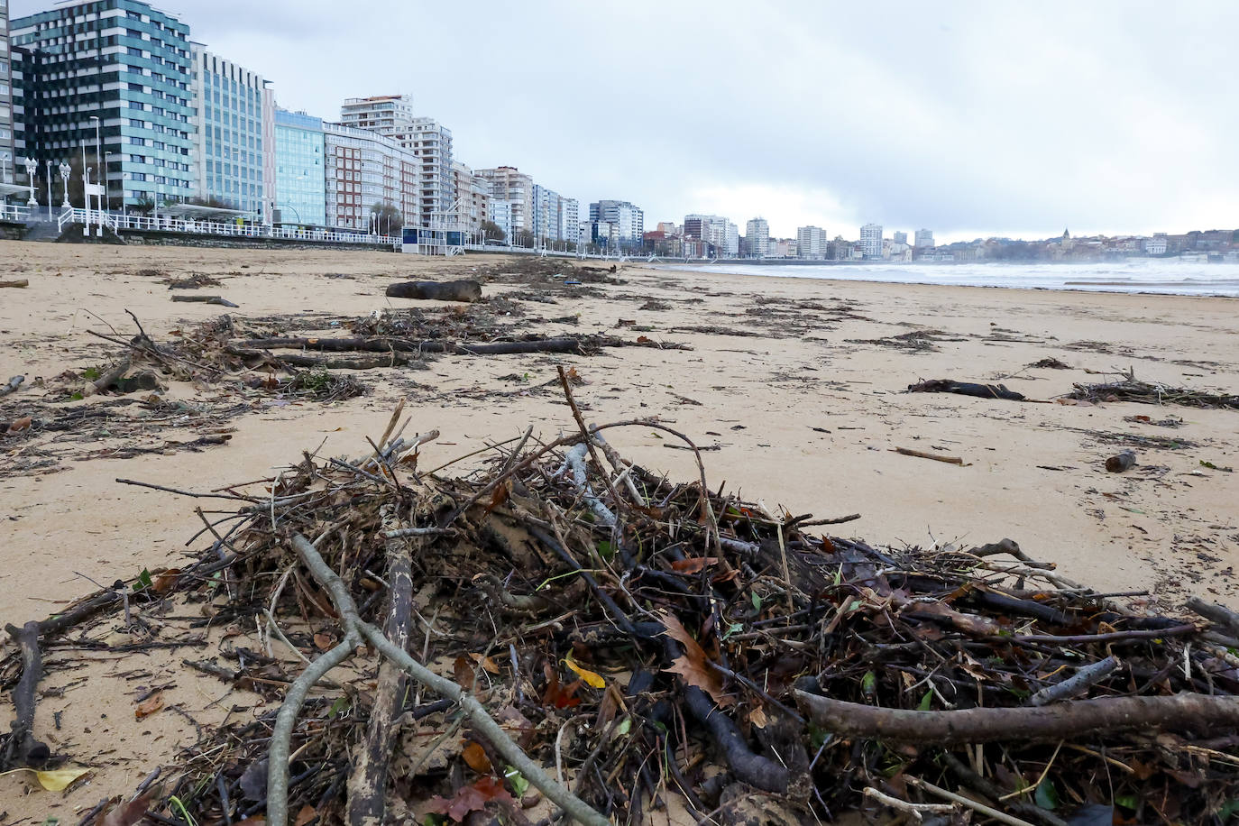 Fotos: Gijón se abriga bajo la lluvia y el granizo