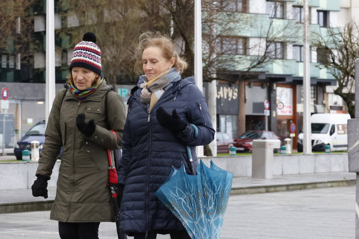 Fotos: Gijón se abriga bajo la lluvia y el granizo